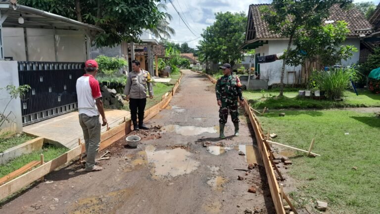 Polsek Lakbok Kawal Ketat Pembangunan Jalan Desa di Cintaratu Demi Transparansi dan Kesejahteraan Masyarakat