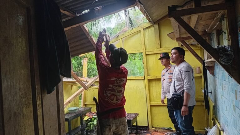 Peran Cepat Polisi Tangani Rumah Tertimpa Pohon di Rajadesa, Kapolres Ciamis Tekankan Kesiapsiagaan Terhadap Bencana Alam