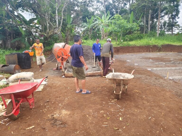 Polsek Rajadesa Polres Ciamis Serahkan Sarana Kontak untuk Dukung Pembangunan Lapang Voli di Desa Sirnajaya