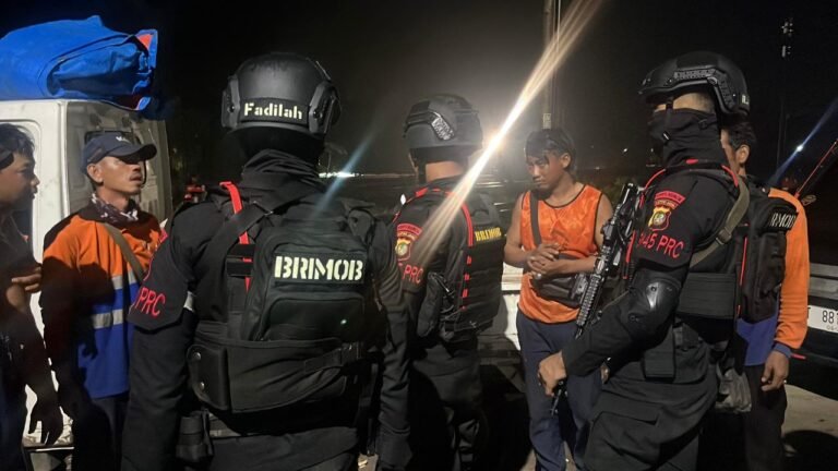 Brimob Amankan Lokasi Anjloknya Kereta Purwojaya di Bekasi