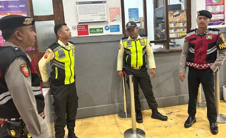 Polres Ciamis Tingkatkan Keamanan Malam Hari Lewat Patroli Dialogis Sat Samapta di Area Stasiun KAI