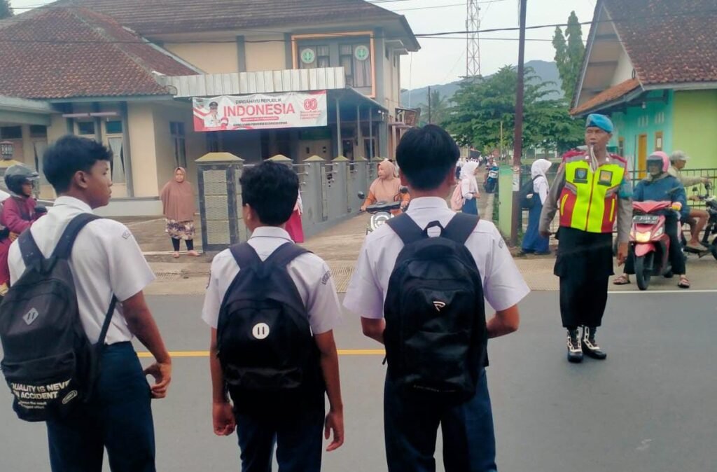 Polsek Cipaku Wujudkan Keamanan Lalu Lintas Lewat Kegiatan Strong Point Pagi di Area Sekolah, Bentuk Kepedulian Polri terhadap Keselamatan Pelajar