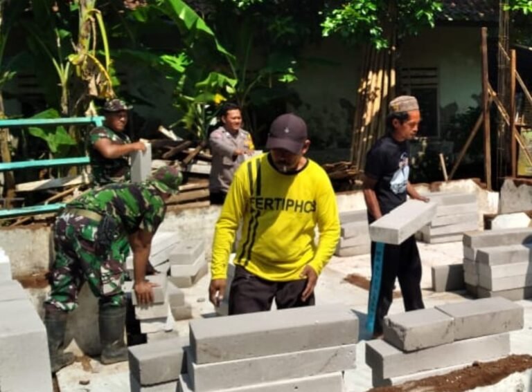 Sinergi TNI-Polri di Lakbok Wujudkan Kepedulian Sosial Lewat TMMD di Desa Sukamulya