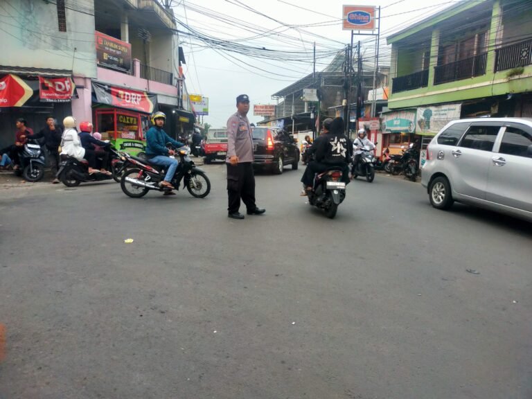 Berikan Keamanan dan Kenyamanan, Polsek Samarang Lakukan Pengaturan Lalu Lintas Sore Hari