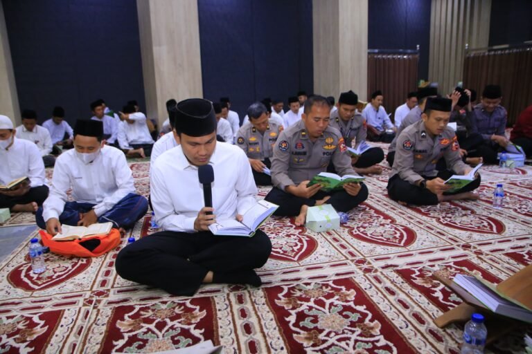 Wujud Peduli Sesama, Humas Polri Berikan Tali Asih Kepada 100 Anak Yatim pada Khatanan HUT Ke-74