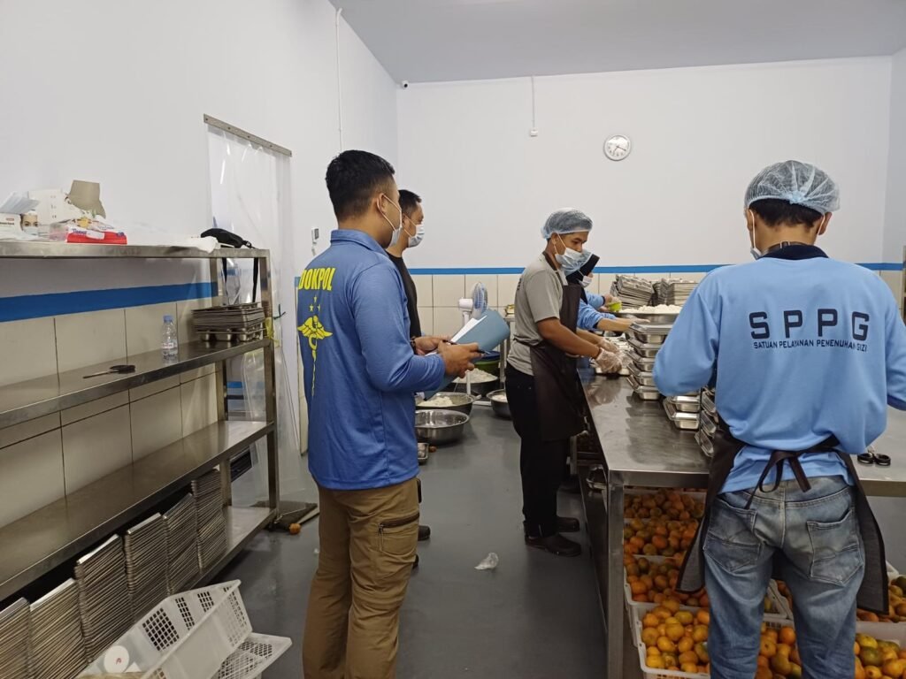 Pastikan Program MBG Aman, Dokkes Polres Ciamis Foodsafety ke SPPG Dapur Sehat Kemala