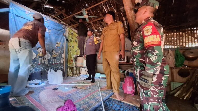 Dukung Jabar Caang, Polres Ciamis Kawal Pemasangan Listrik Gratis di Sukadana