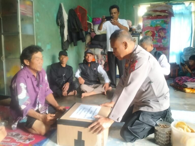 Polsek Cisompet Salurkan Bantuan kepada Keluarga Korban Tersengat Listrik di Desa Cikondang
