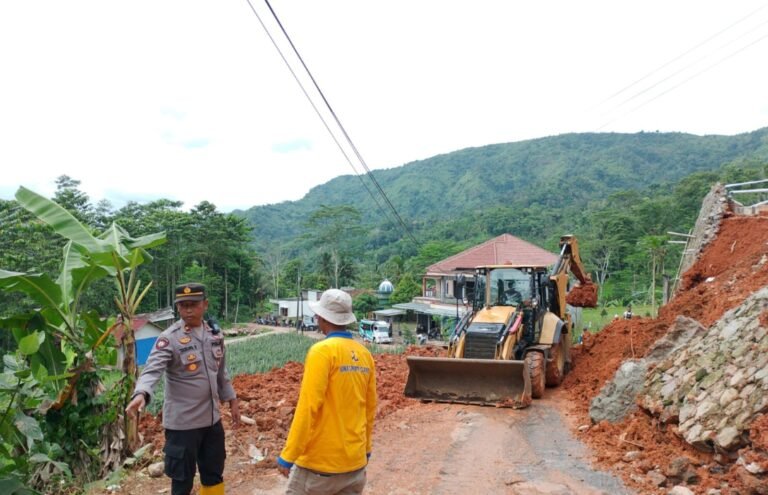 Polsek Singajaya Bersihkan Material Longsor, Akses Jalan Peundeuy–Toblong Kini Kembali Bisa Dilalui