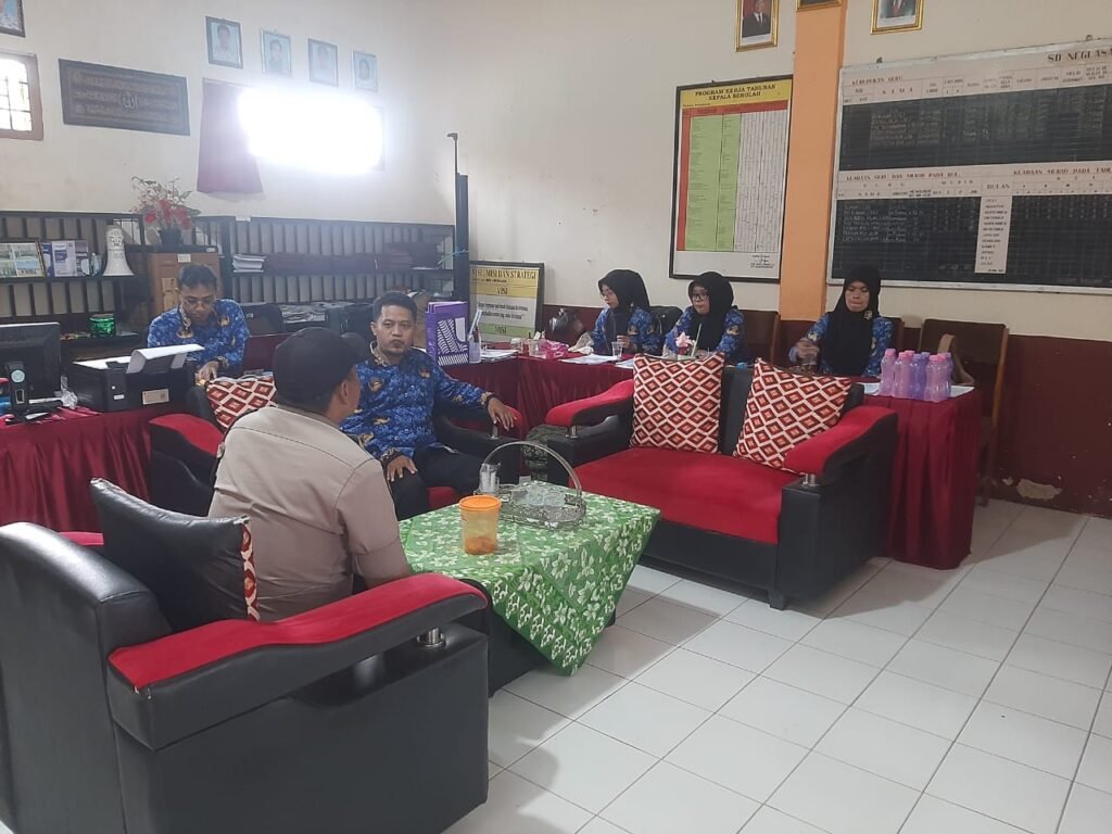 Perkuat Sinergitas, Polsek Cikoneng Polres Ciamis Datangi SD Negeri 3 Gunungcupu