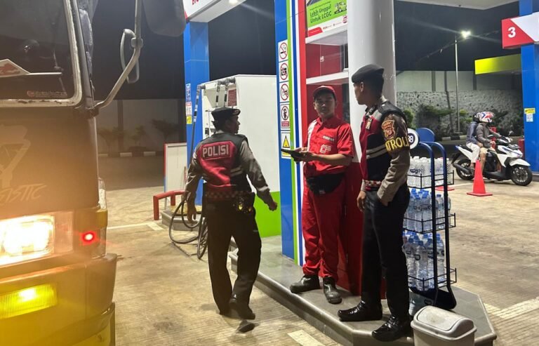 Humanis, Pasukan Patroli Roda 4 Polres Ciamis Datangi Obvit SPBU Benteng