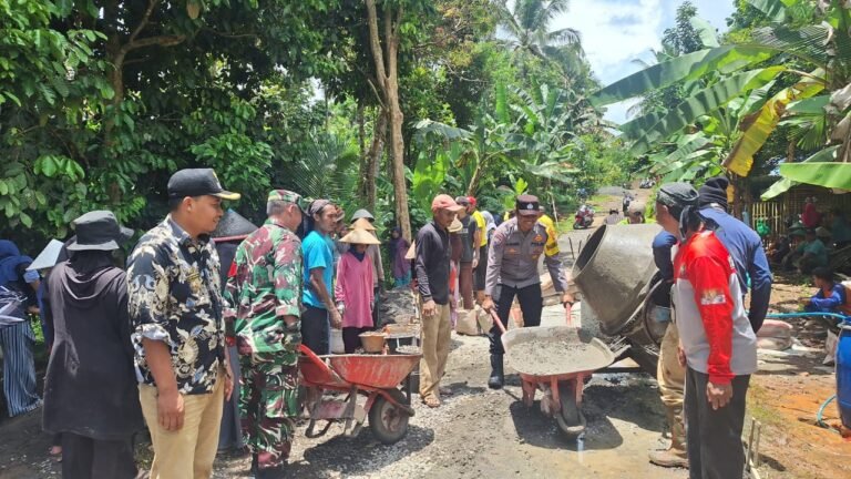 Kawal Bantuan Provinsi, Bhabinkamtibmas Sukadana Turun Gotong Royong Cor Jalan Bersama Warga