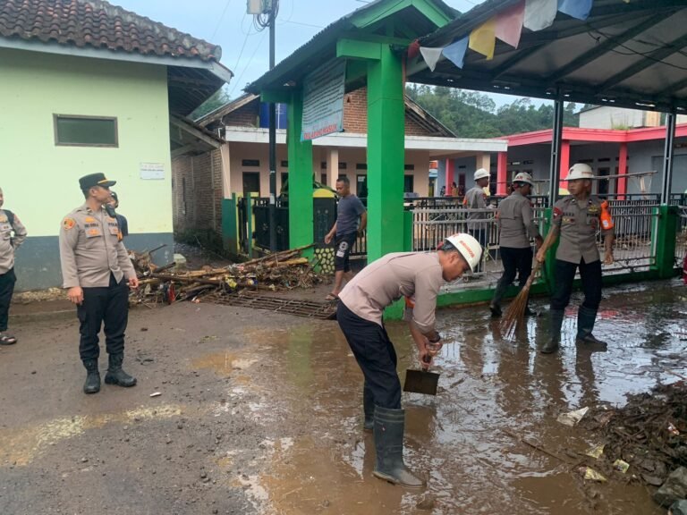 Polsek Banyuresmi Bersama Warga Bersihkan Material Sampah Pasca Banjir di Sungai Cibuyutan