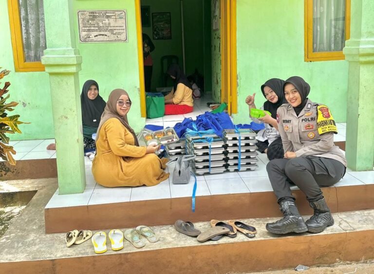 Polsek Ciamis Kawal Penyaluran Makanan Bergizi Gratis untuk Dukung Kesehatan Masyarakat Desa Mekarjadi