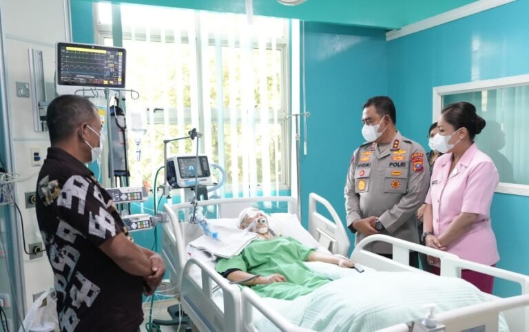 Kapolda Sumut Jenguk Korban Laka Lantas, Sampaikan Keprihatinan dan Doa untuk Kesembuhan