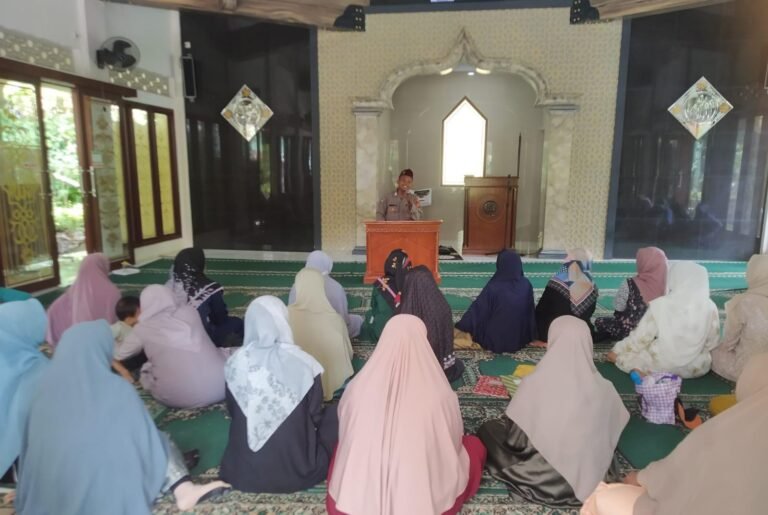 Polsek Rajadesa Polres Ciamis Ikuti Pengajian Warga Desa Rajadesa