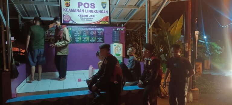 Humanis, Pasukan Roda 4 Polres Ciamis Patroli dan Beri Imbauan ke Warga di Pos Ronda Kebon Jati
