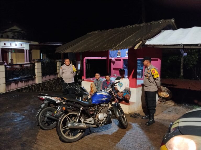 Berikan Rasa Aman, Personel Polsek Kawali Polres Ciamis Patroli Dialogis di Malam Hari