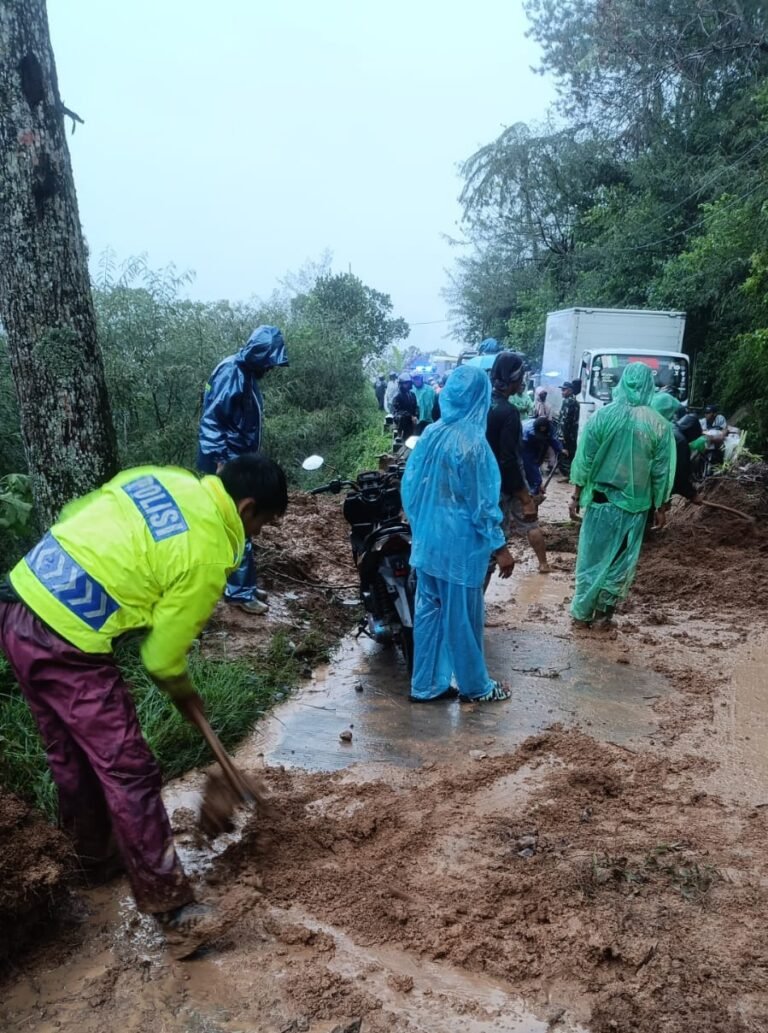 Longsor Tutup Jalan, Polsek Banjarwangi Bersama Warga Bersihkan Material