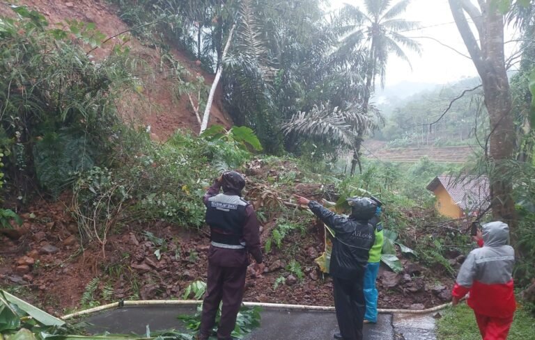 Polsek Pakenjeng Polres Garut Cek TKP Longsor Yang Tutupi Akses Jalan Kabupaten