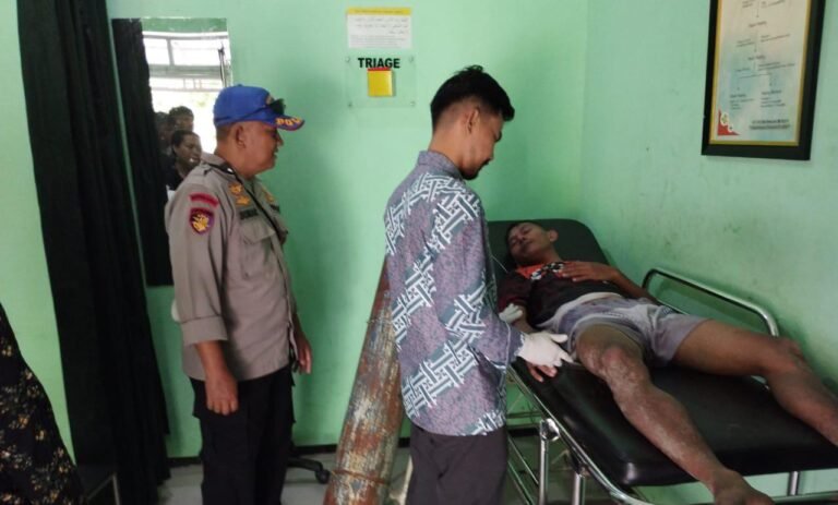 Sat Polairud Polres Garut Evakuasi Korban Terseret Arus di Pantai Karangpapak