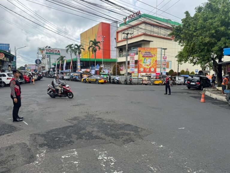 Pelayanan Masyarakat, Samapta Polres Ciamis Bersiaga di Daerah Rawan Kemacetan Saat Pagi