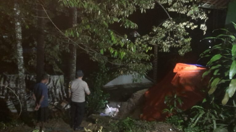 Polsek Cikoneng Polres Ciamis Datangi TKP Bencana Tanah Longsor di Wilayah Kadupugur