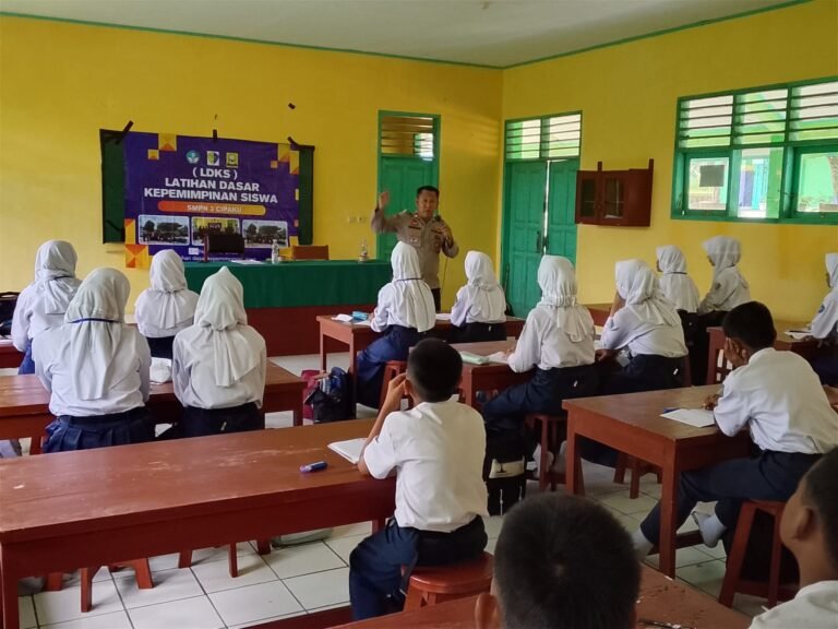 Polsek Cipaku Tanamkan Nilai Kepemimpinan Sejak Dini kepada Pelajar SMPN 3 Cipaku