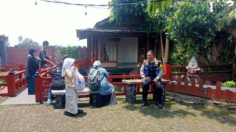 Polsek Cikoneng Perkuat Sinergi dan Keamanan Warga Lewat Kegiatan Sambang di Desa Sindangkasih