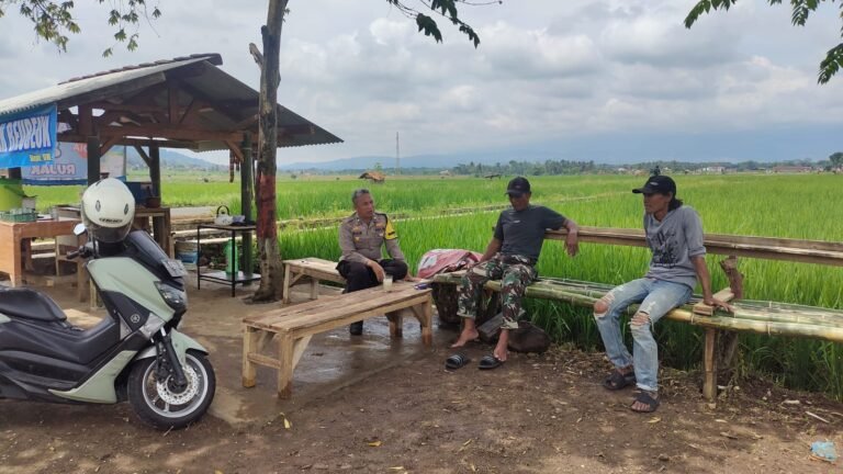 Polsek Panumbangan Perkuat Keamanan Lingkungan Lewat Kegiatan Sambang dan Silaturahmi di Desa Sindangherang