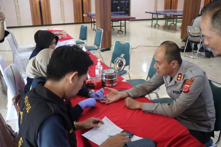 Polres Garut Gelar Donor Darah Dalam Rangka Hut Korpri Ke-54