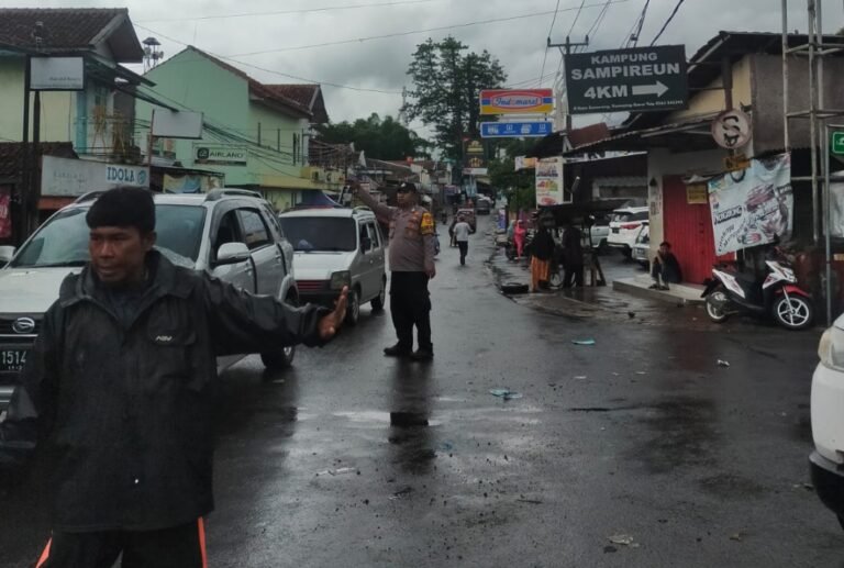 Giat Lakukan Pengaturan Lalu Lintas Sore Hari Di Wilayah Hukum Polsek Samarang.