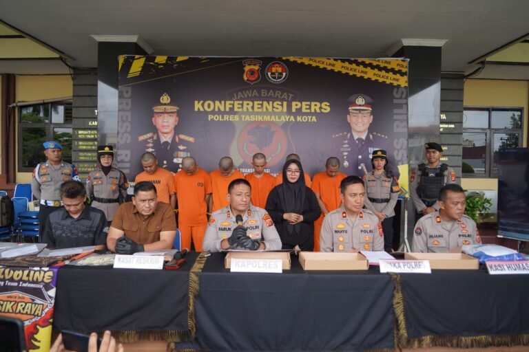 POLRES TASIKMALAYA KOTA TINDAK TEGAS PELAKU PENGANIAYAAN DAN PEMBAWA SENJATA TAJAM DI WILKUM TASIKMALAYA KOTA