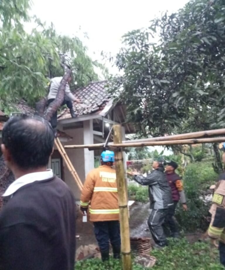Polsek Banyuresmi Evakuasi Pohon Tumbang yang Menimpa Rumah Warga Akibat Hujan dan Angin Kencang
