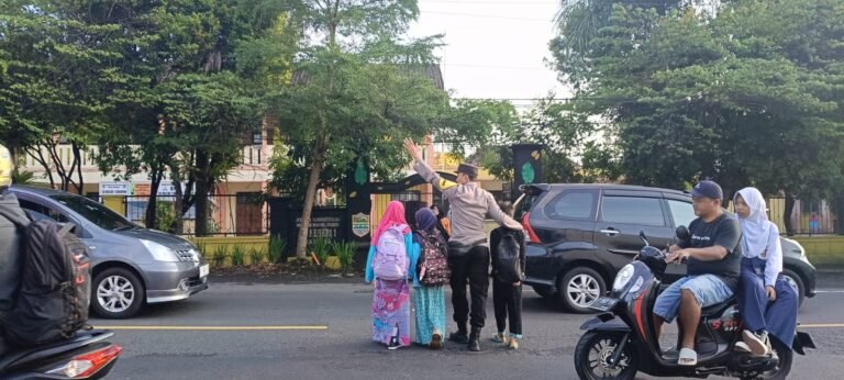 Pelayanan Masyarakat, Anggota Polsek Cikoneng Turun ke Jalan Bantu Orang Menyebrang dan Gatur