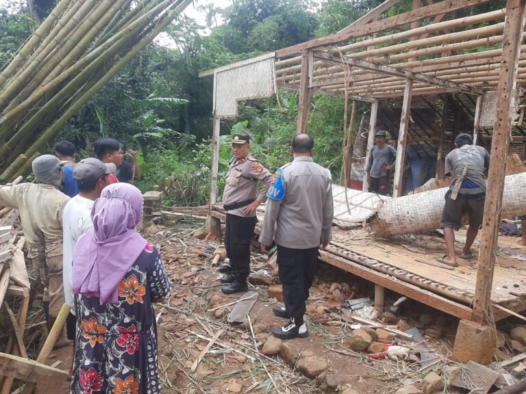 Polsek Cikoneng Gerak Cepat Tinjau Lokasi Dampak Angin Puting Beliung di Desa Gunungcupu