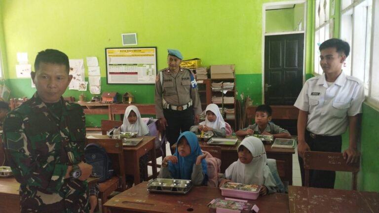 Polsek Sukadana Bersama Forkopimcam Lakukan Monitoring Program MBG, Pastikan Penyaluran Tepat Sasaran dan Kondusif