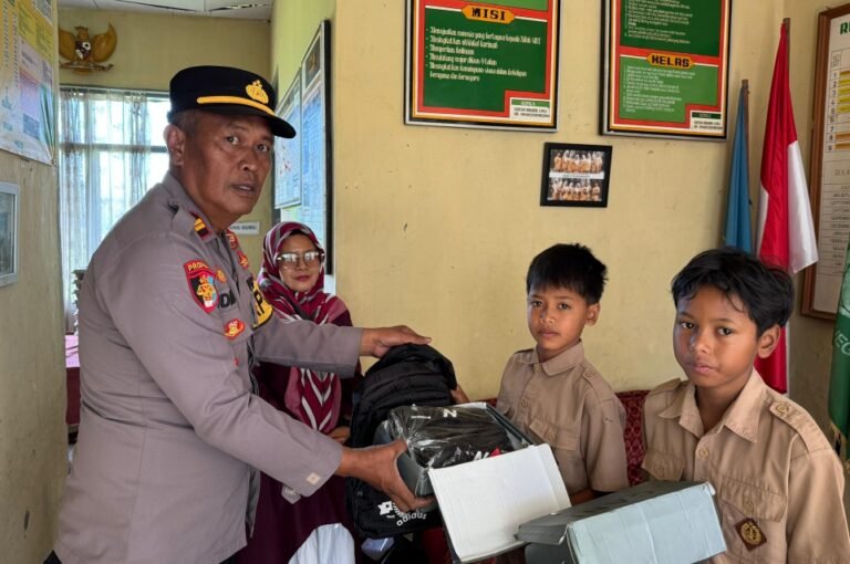 Polsek Sukawening Gelar Bakti Sosial Berikan Bantuan Perlengkapan Sekolah