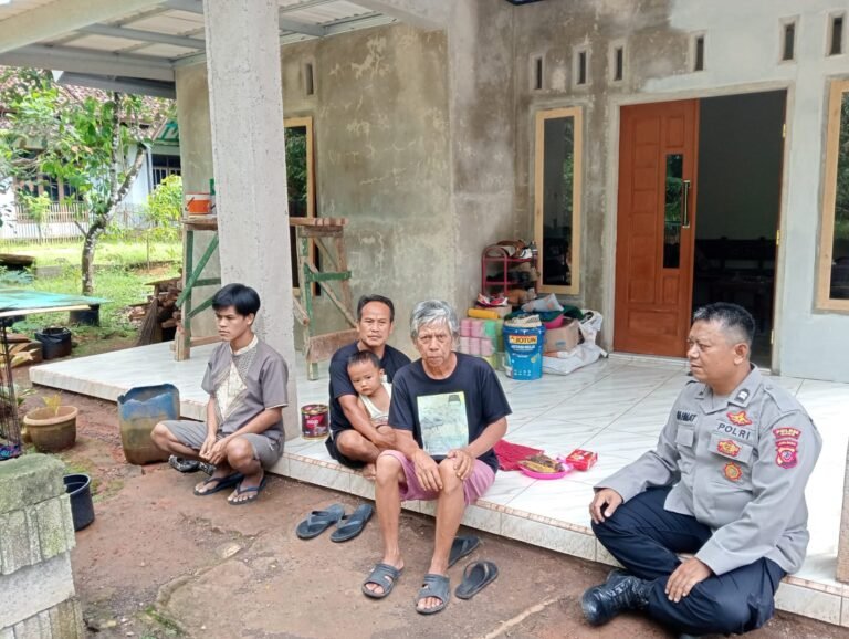 Polsek Sukadana Terus Tingkatkan Keamanan Wilayah Lewat Kegiatan Sambang dan Himbauan Kamtibmas di Desa Ciparigi