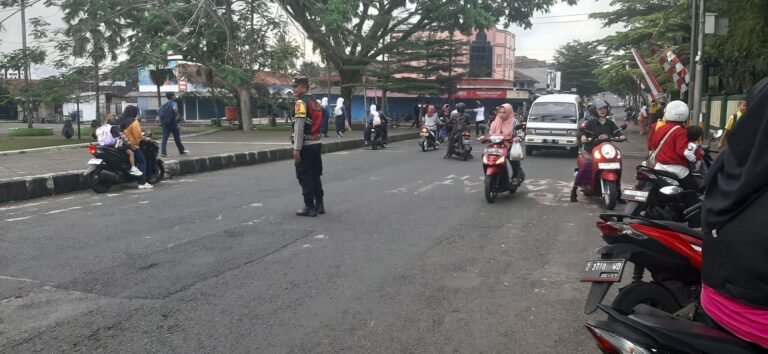 Pelayanan Masyarakat, Polsek Kawali Turun ke Jalan Pengaturan Lalu Lintas Pagi di Jalur Padat