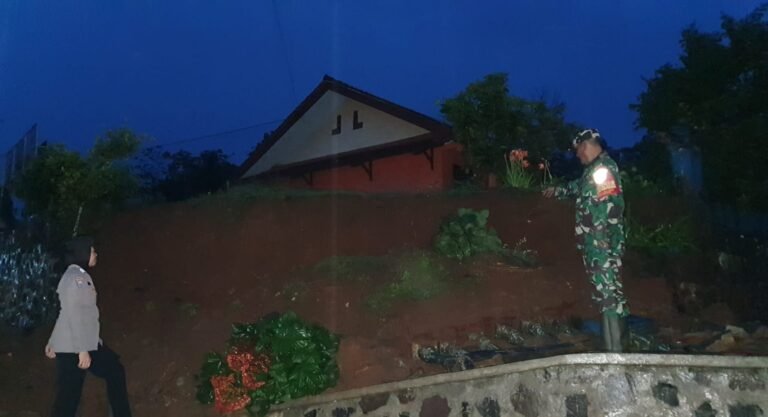 Polsek Ciamis Gerak Cepat Tangani Bencana Tanah Longsor di SDN 1 Pusakanagara