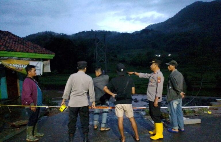 Polsek Singajaya Cek Tkp Jembatan Gantung Cimanisan Yang Ambruk