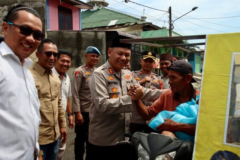 Kapolres Pelabuhan Belawan Beri Bantuan Sembako untuk Warga Terdampak Banjir Rob