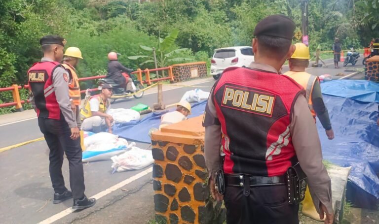 Polres Ciamis Gerak Cepat Tangani Longsor di Jembatan Cikaleho, Wujudkan Respons Cepat dan Kepedulian terhadap Keselamatan Masyarakat