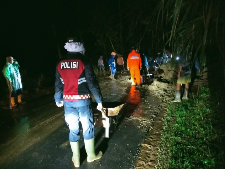 Polsek Panjalu Sigap Tangani Longsor di Jalan Raya Panjalu–Kawali, Lalu Lintas Kembali Lancar