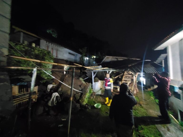 Polsek Panjalu Polres Ciamis Datangi TKP Bencana Tanah Longsor di Wilayah Sandingtaman