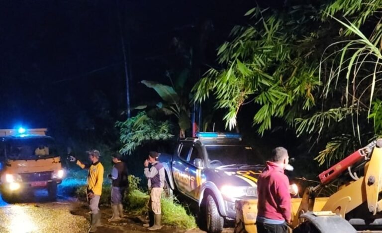 Polsek Banjarwangi Bersihkan Material Tanah Longsor di Jalan Raya Cikajang–Banjarwangi