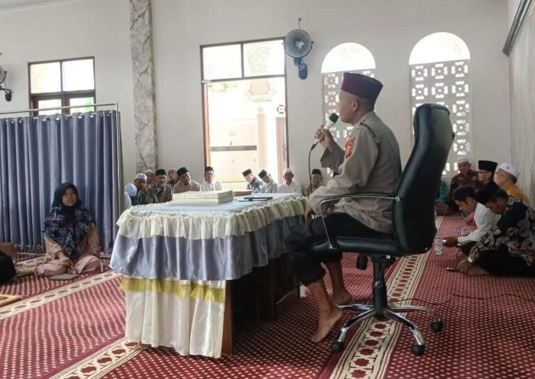 Polsek Rajadesa Ajak Warga Perkuat Kamtibmas Lewat Pengajian Bulanan di Masjid Agung Baitul Huda