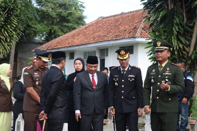 Peringati Hari Pahlawan 2025, Kapolres Garut Bersama Forkopimda Ikuti Upacara Ziarah Nasional di TMP Tenjolaya