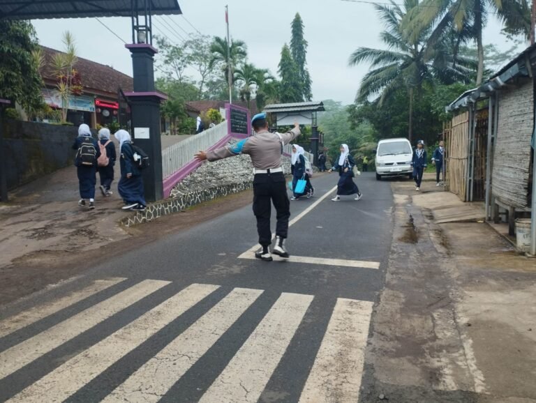 Pelayanan Masyarakat, Polsek Sukadana Polres Ciamis Bantu Anak Menyebrang di Area Sekolah